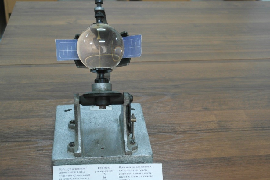 Meteorologik stansiyalarda quyosh nur sochishining davomiyligini qayd etish uchun mo‘ljallangan universal Geliograf
